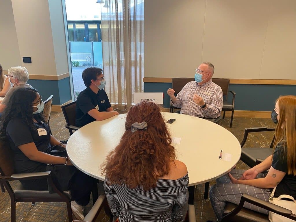 Connecting Pre- and Post-professionals through Intergenerational ...